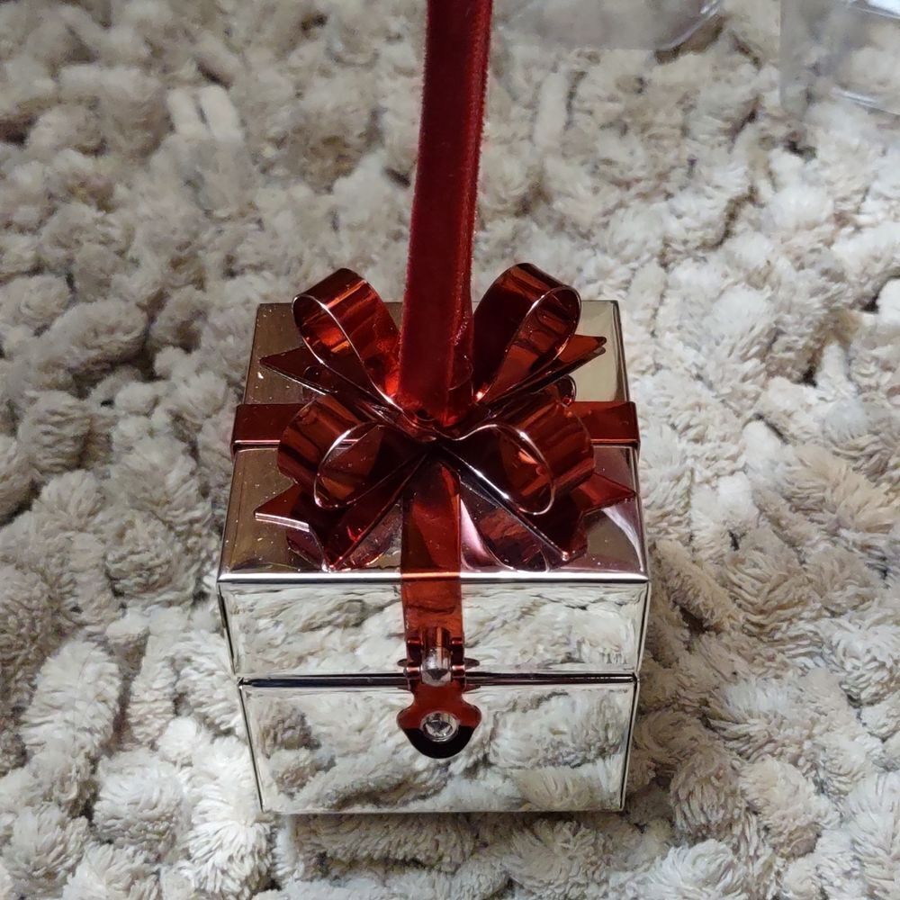 Things Remembered Engravable 2x2 Photo Ornament Box. - Picture 7 of 7